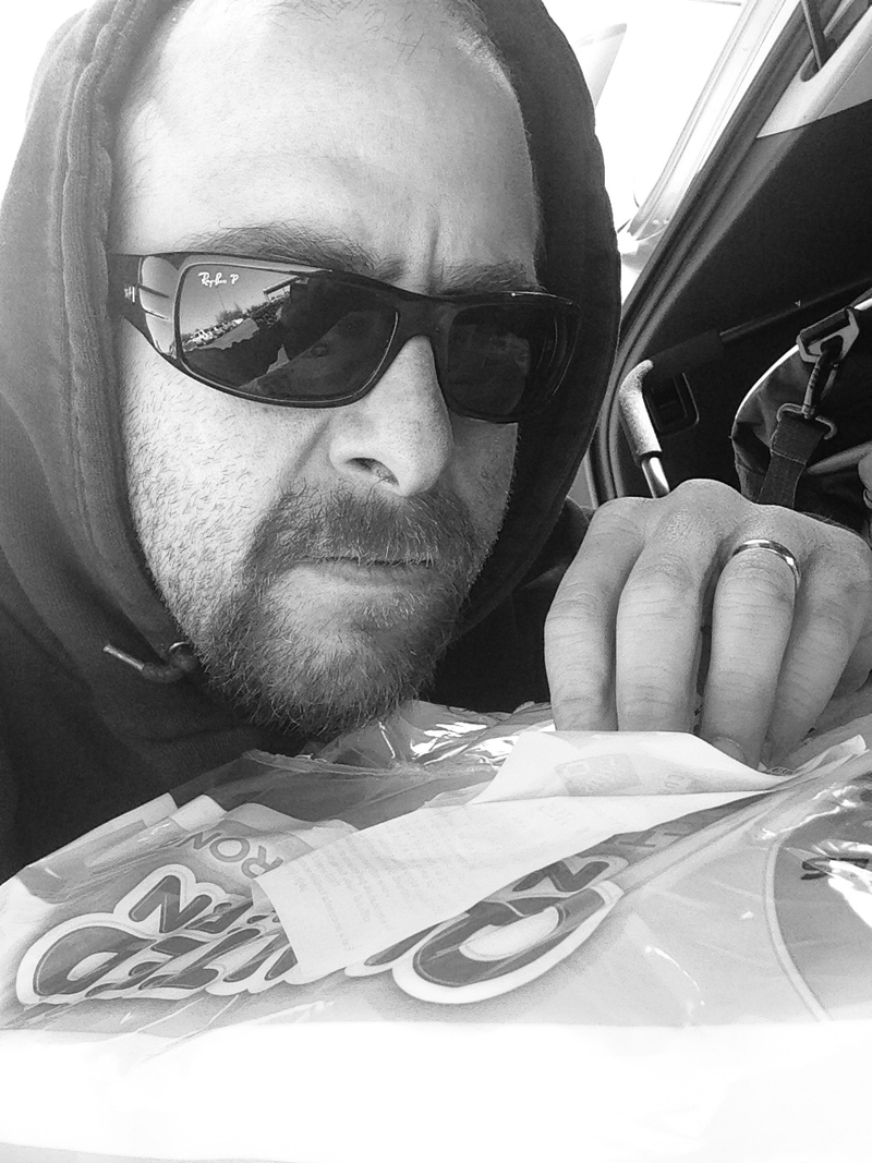 Illustration for article titled Runner Makes Sexy Selfies With Items He Buys With Receipts After Running